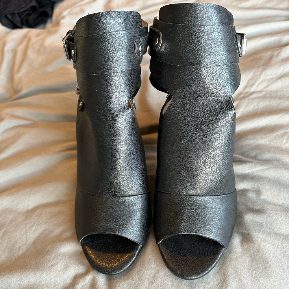 Open toe, chunky heeled sandal/shoe